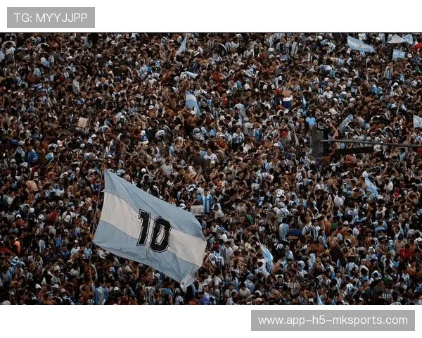 球迷疯狂支持,现场气氛火热!,球迷疯狂庆祝照片 球迷疯狂支持,现场气氛火热!,球迷疯狂庆祝照片